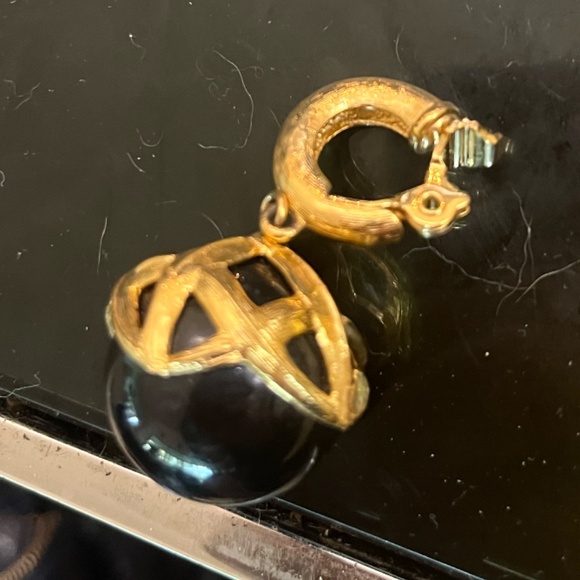 Vintage MONET Black w Brushed Gold Tone Cage Clip On Earrings - Picture 4 of 4